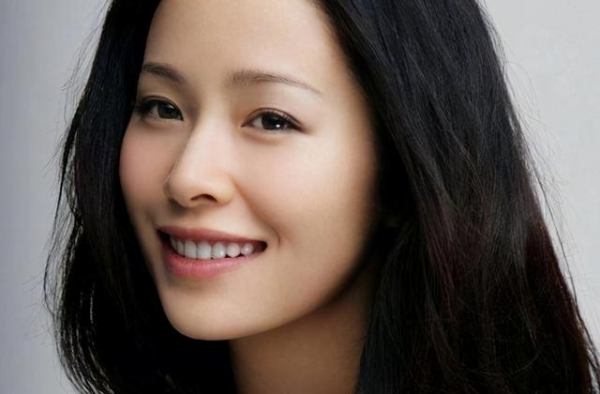 曝江一燕隐婚生子，带婴儿现身机场