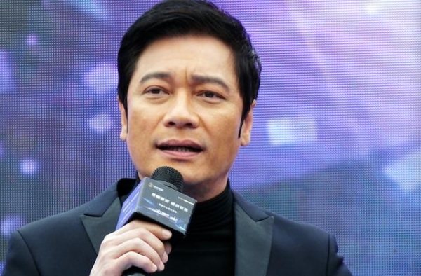 罗嘉良出入癌症治疗中心求诊，略显憔悴消瘦，自称身体健康无大碍