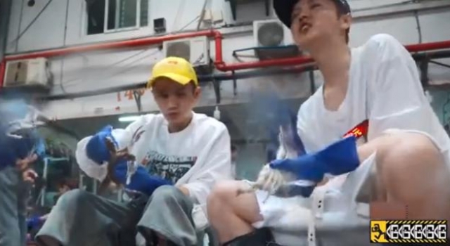 鹿晗绑螃蟹两次被夹，戴手套仍被夹伤，拼命咬手指挤血避免中毒