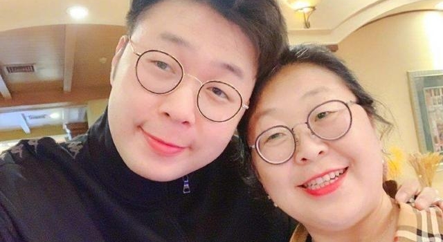 都说“儿子像妈”，杜海涛就够像了，没想到吴亦凡和妈妈也这么像