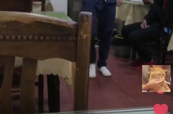 最穷影帝富大龙近况曝光，现身街边吃肉夹馍，出道35年买不起房