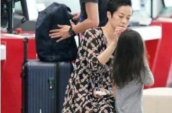 重组家庭也幸福，罗嘉良娶小12岁娇妻，一家出行一个比一个时尚