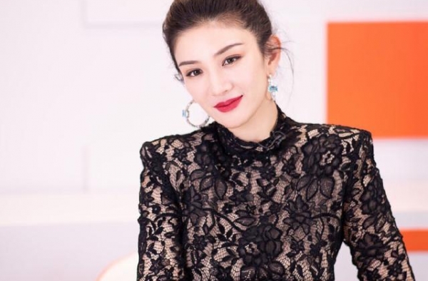 两次婚姻失利，经历百态人生，40多岁的她涅槃重生