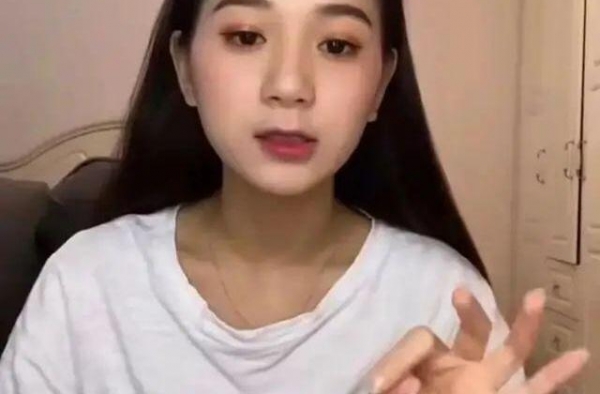 22岁就能挣到78亿？被郑爽“打脸”的网红，原来只是个假名媛