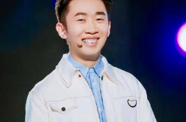 他从网红逆袭成大明星依旧接地气，导致保安不认识全程给助理打伞