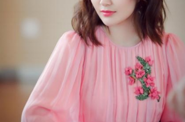 33岁舒畅疑似生子，晒自拍无意暴露身后婴儿床？身材照暴露真相