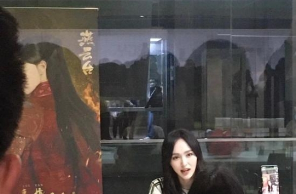 唐嫣生图好美！37岁不似孩子妈，大腿仅手臂粗，鞋大到不成比例