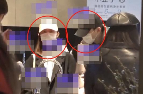 邓伦和翻版＂李沁＂逛街？女方全程口罩挡脸，陪邓伦吸烟毫不嫌弃