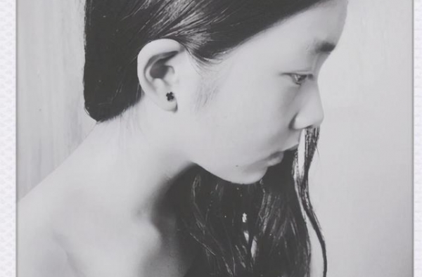 黄多多发照片秀自己侧脸，意外曝光耳钉价格，36400元太奢侈