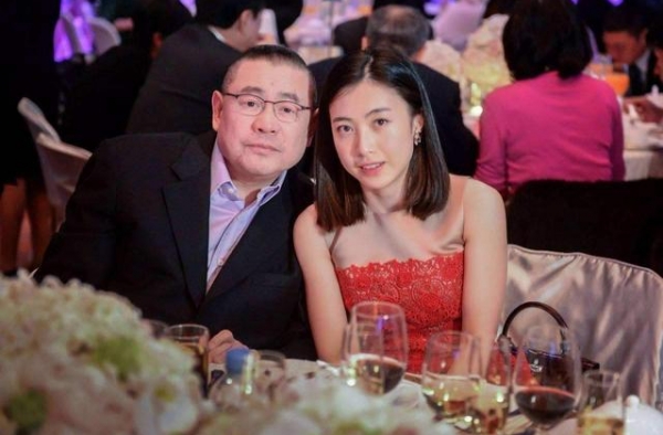 69岁刘銮雄娇妻甘比：身价700亿女富豪，一顿吃60只蟹膏