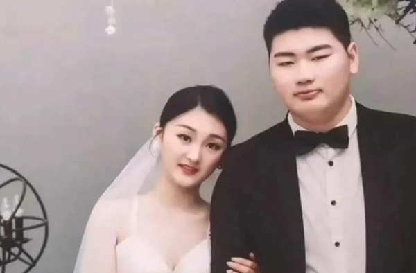 待遇不输明星！大衣哥儿媳豪华酒店聚餐，老板亲带5个服务员上菜