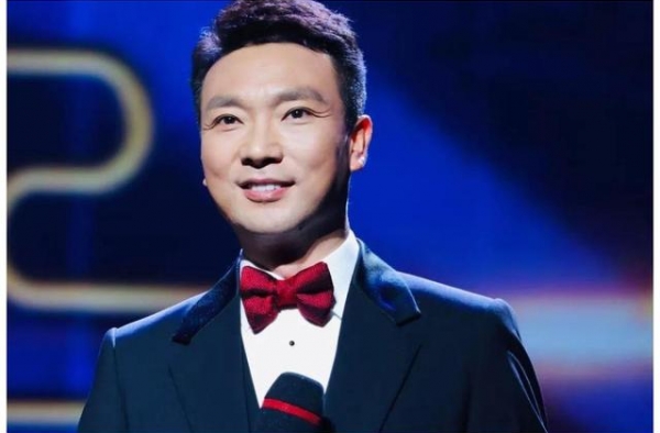 康辉妻子也是央视同行，端庄大方穿衣低调，气质却不输董卿
