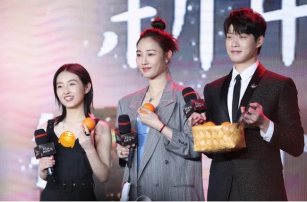 白百何一身西装配碎花裙现身路演，身胖脸不胖，比张子枫的脸还小