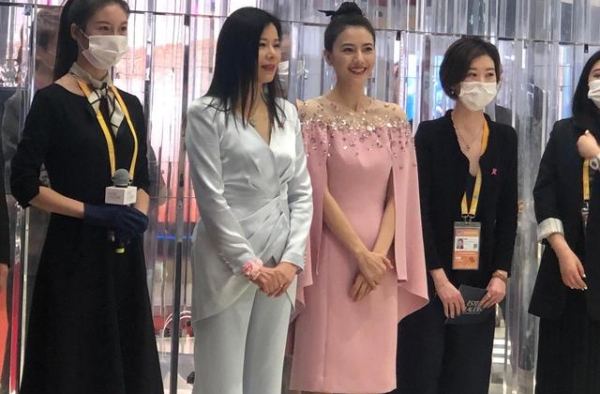40多岁的高圆圆 扎了丸子头竟然一点不违和