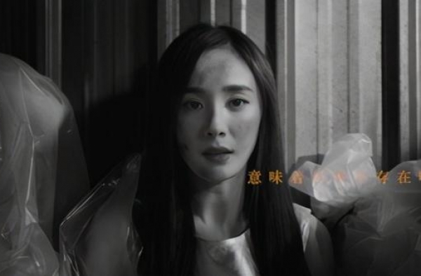 杨幂伤妆演AI机器人，杨紫虐心痛哭，这部女性独白剧台词太戳心
