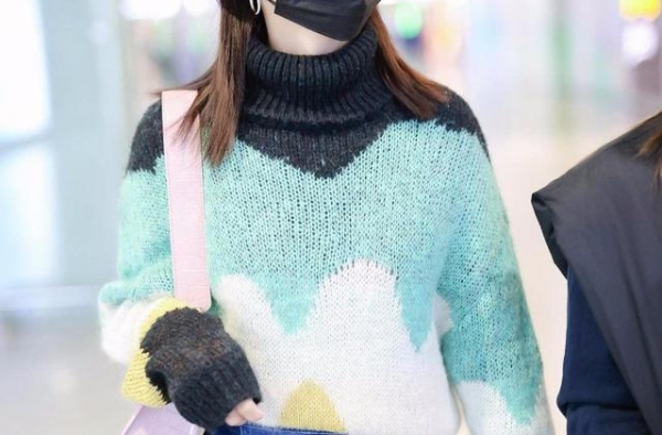 李沁把毛衣扎裙子里，肚子塞得鼓鼓的，腰线很粗根本不好看