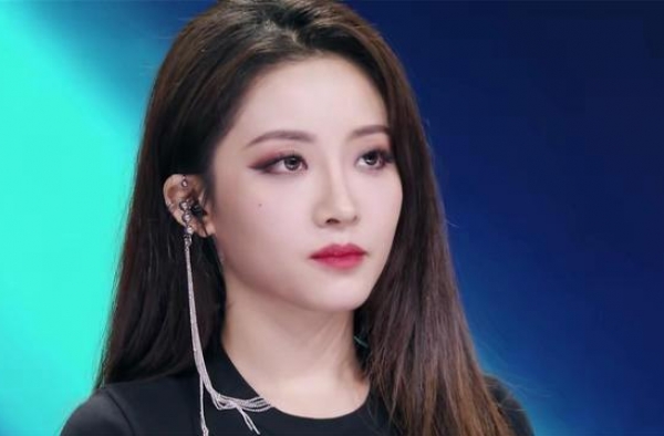 追不到就下药强迫，还教外国人骂娘，女团偶像：我触网太早不懂事