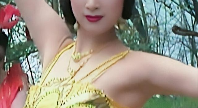 金巧巧为凹超模比例真拼，踩20cm“砖”亮相，还好有老公扶着