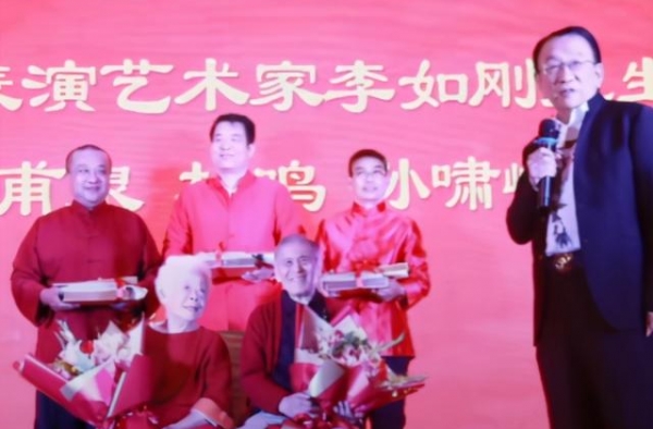 83岁相声名家李如刚喜收新徒，侯耀华为师哥助阵，身份却惹争议