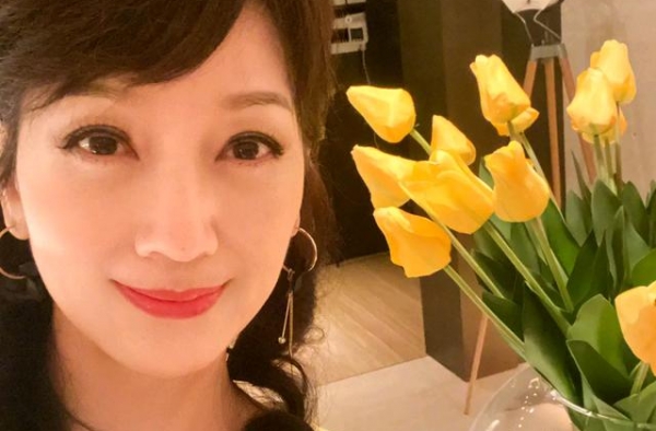 昔日天仙白娘子，今日66岁被喊“赵奶奶”，与老公同框像两代人