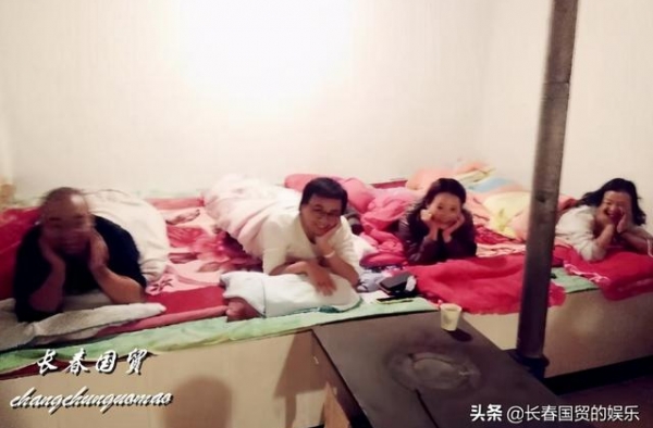 袁立和老公梁太平“床照”曝光，笑对镜头满脸洋溢幸福