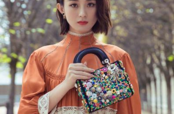 她是国家一级演员，李幼斌的亲姐，出道38年始终拒绝和弟弟合作