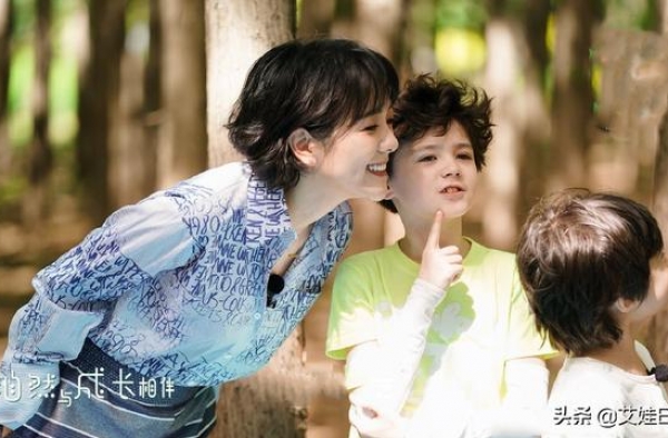汪涵42岁娇妻杨乐乐久违营业真时髦，穿皮裤，比港姐陈法蓉还飒