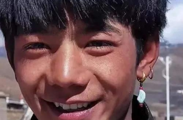 丁真被扒后开始删视频，摄像师回应有策划，选秀邀请没合同没授权