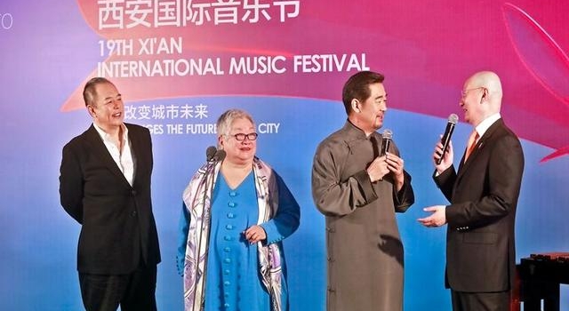 张铁林亮相音乐会，大腹便便气势足，直言张国立西安话没自己地道