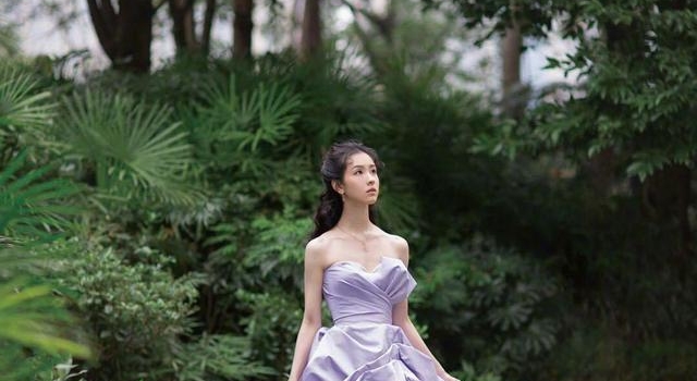 陈都灵的“凡尔赛公主”造型，香芋紫的连衣裙，举手投足尽显风情