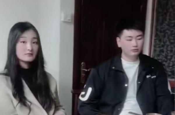 大衣哥儿子与儿媳带着团队聚餐，酒店老板亲自带领服务员上菜