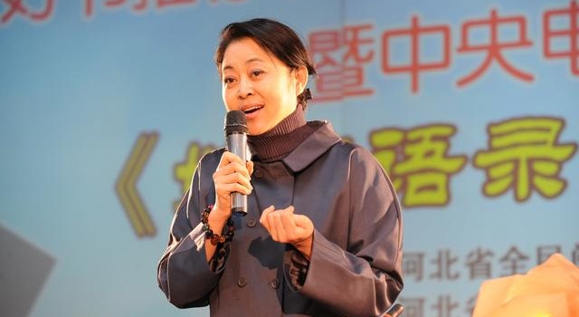 倪萍做客《今日头条》，凭着曲折的经历，和年轻人畅谈人生体会