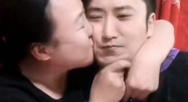 ＂刘能老婆＂紧搂＂赵玉田＂，猛亲三次才撒口，自称丈母娘疼姑爷