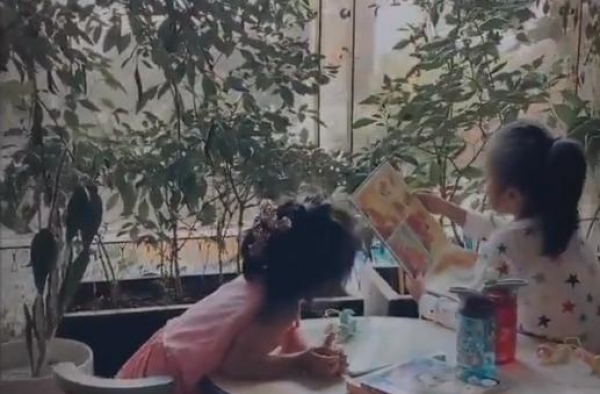 贾静雯晒女儿假日，波妞穿小裙打扮隆重听咘咘讲故事，直言很幸福