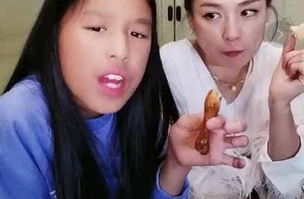张庭11岁女儿被嘲笑长得丑，如今自信回应：我又不是靠脸吃饭的