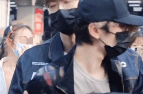 知名男星疑与路人起冲突，被队友拦下，只因粉丝堵路被吐槽讨厌？