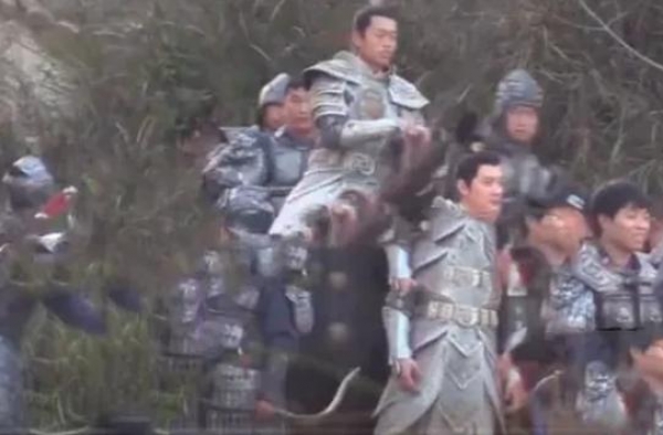 冯绍峰片场拍戏状态差，胡子拉碴模样憔悴颓废，眼神放空难掩疲态
