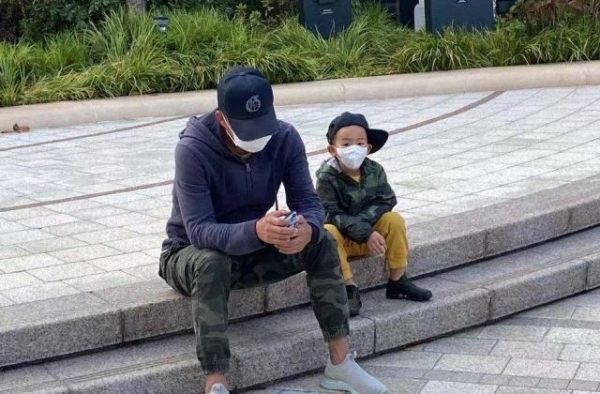 高曙光罕见现身，穿卫衣配迷彩裤挺拉风，和小16岁娇妻像两代人