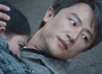 《瞄准》结局bug：苏文谦高空救小雪绳子没弹性，腰会被勒断