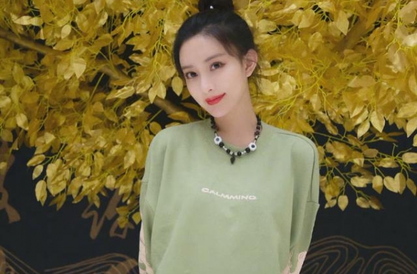 郭敬明审美没毛病！孟子义穿衣网红风太明显，妆容也救不了她
