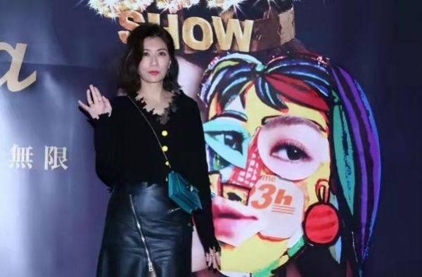 Selina罕见露面胖一圈！穿红裙遮全身，妹妹身材高挑更吸睛