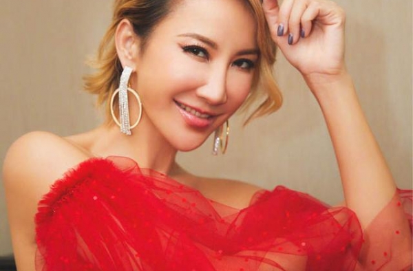 45岁李玟腋下暴露年纪？网友说：别对女明星太苛刻