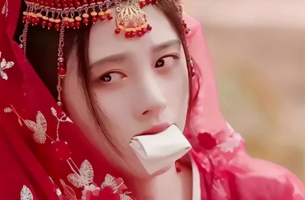 鞠婧祎的新剧来了！她的永久式全妆也不知道该怎么吐槽了...