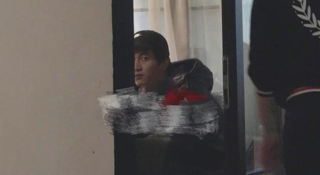 陈晓深夜与友人聚会，喝到酩酊大醉，难道是有烦心事？