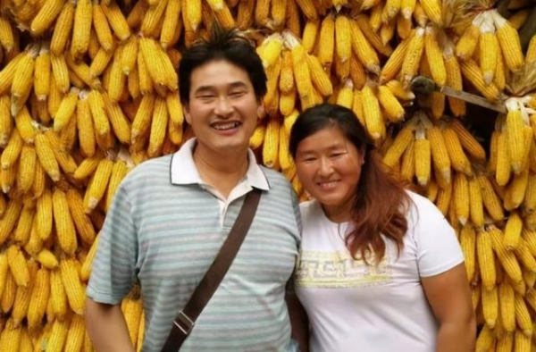 大衣哥儿媳为婆婆庆生，穿全身名牌出镜，大衣嫂打扮精致开心庆生