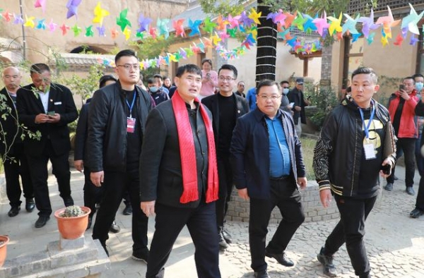 “大衣哥”朱之文参观游览“老家莫沟”