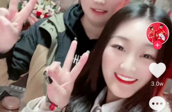 大衣哥儿媳陈亚男直播婚房，床头却不见结婚照，网友：骗婚？