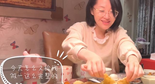 许晴明明快是个老太太了，硬要装小姑娘，51岁素颜难掩苍老