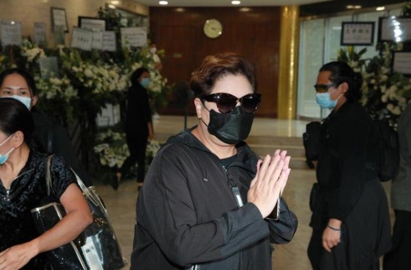 肥妈灵堂哀痛送别亡夫！古天乐 王祖蓝 张卫健送花牌致哀
