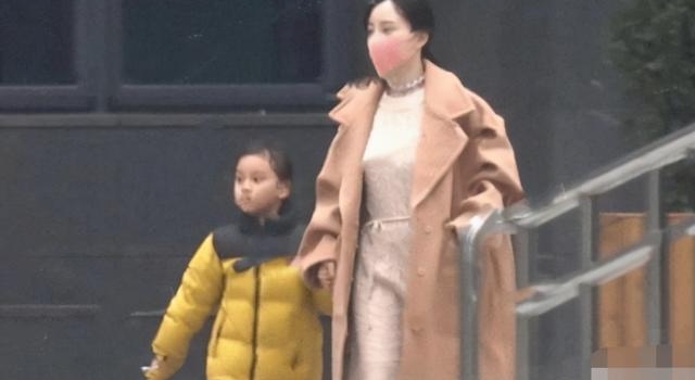李小璐接女儿放学，母女牵手太甜蜜，甜馨白净得像个小仙女